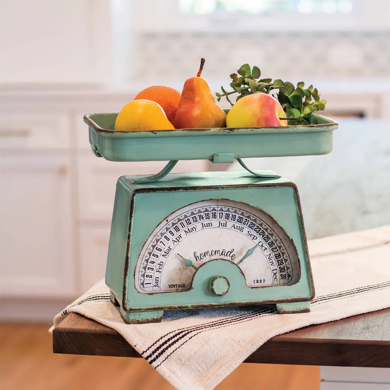 🕰️ Vintage Scale Calendar