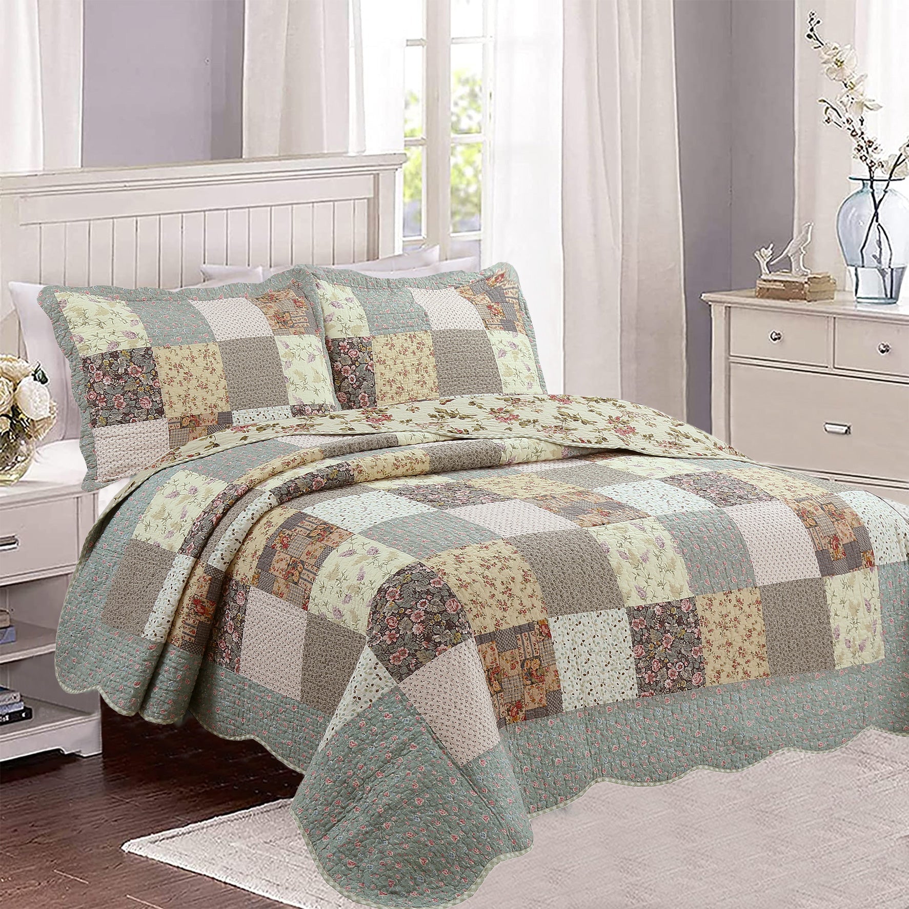 Country Floral Chic real patchwork cotton quilt bedding set with scalloped edges and colorful floral patchwork in a cozy farmhouse bedroom.